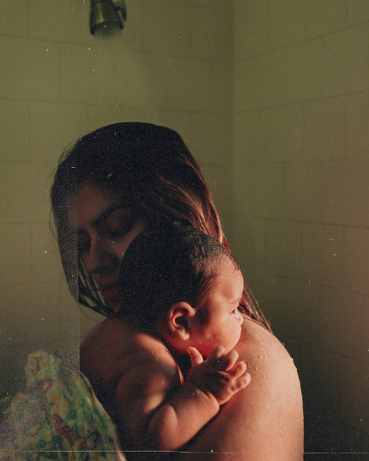 bain peau à peau avec bébé