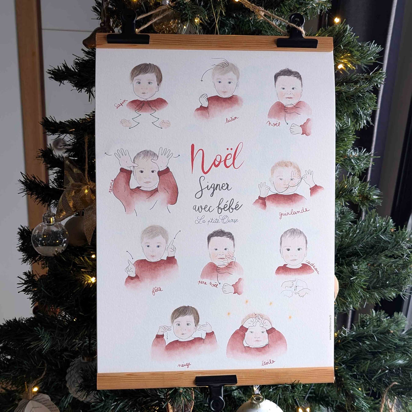 Affiche Noel Signer avec bébé installée près du sapin La p'tite ourse affiche bébé signe
