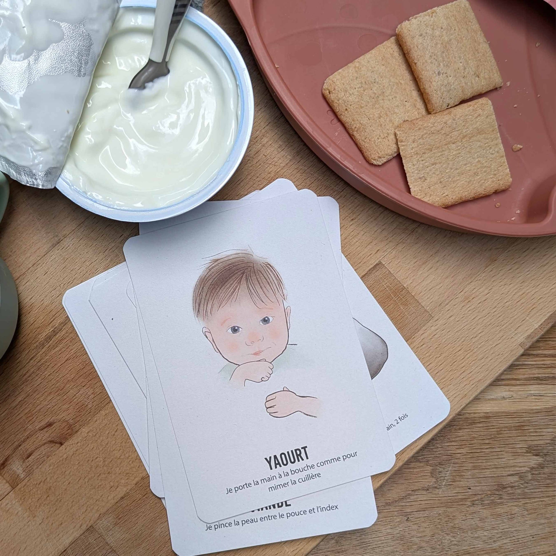 signer avec bébé, carte yaourt pour apprendre le bébé signe