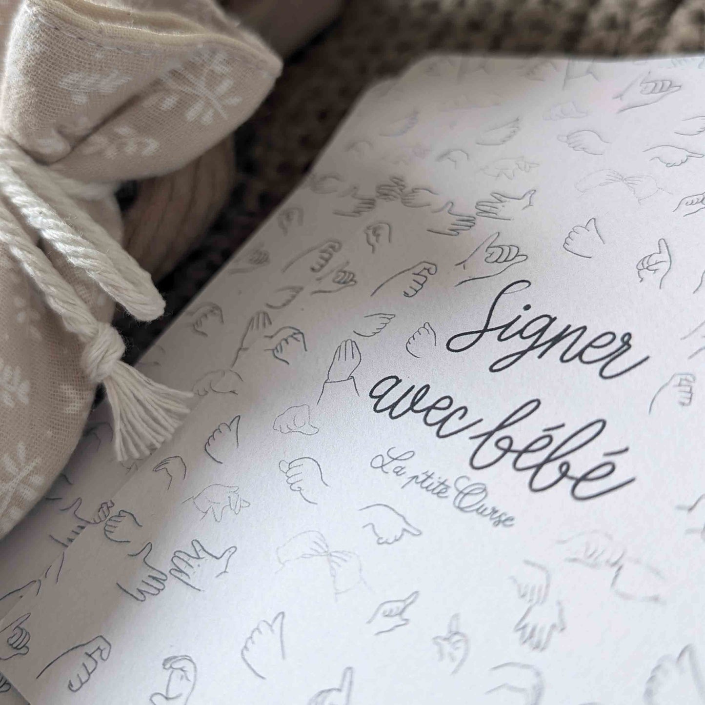 détail du dos des cartes bébé signe Signer avec bébé avec les dessins des mains des bébés qui signent