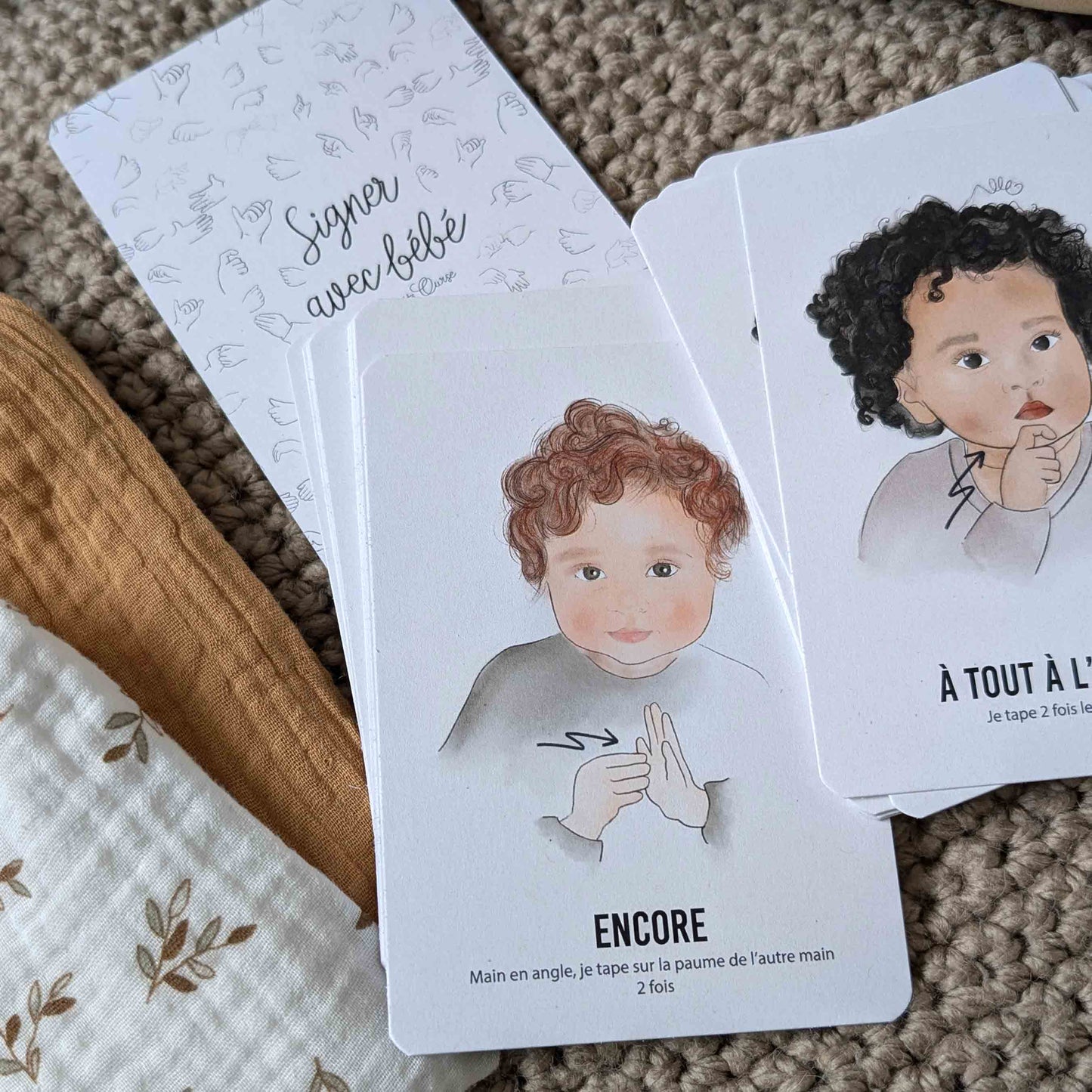 détail des cartes signer avec bébé