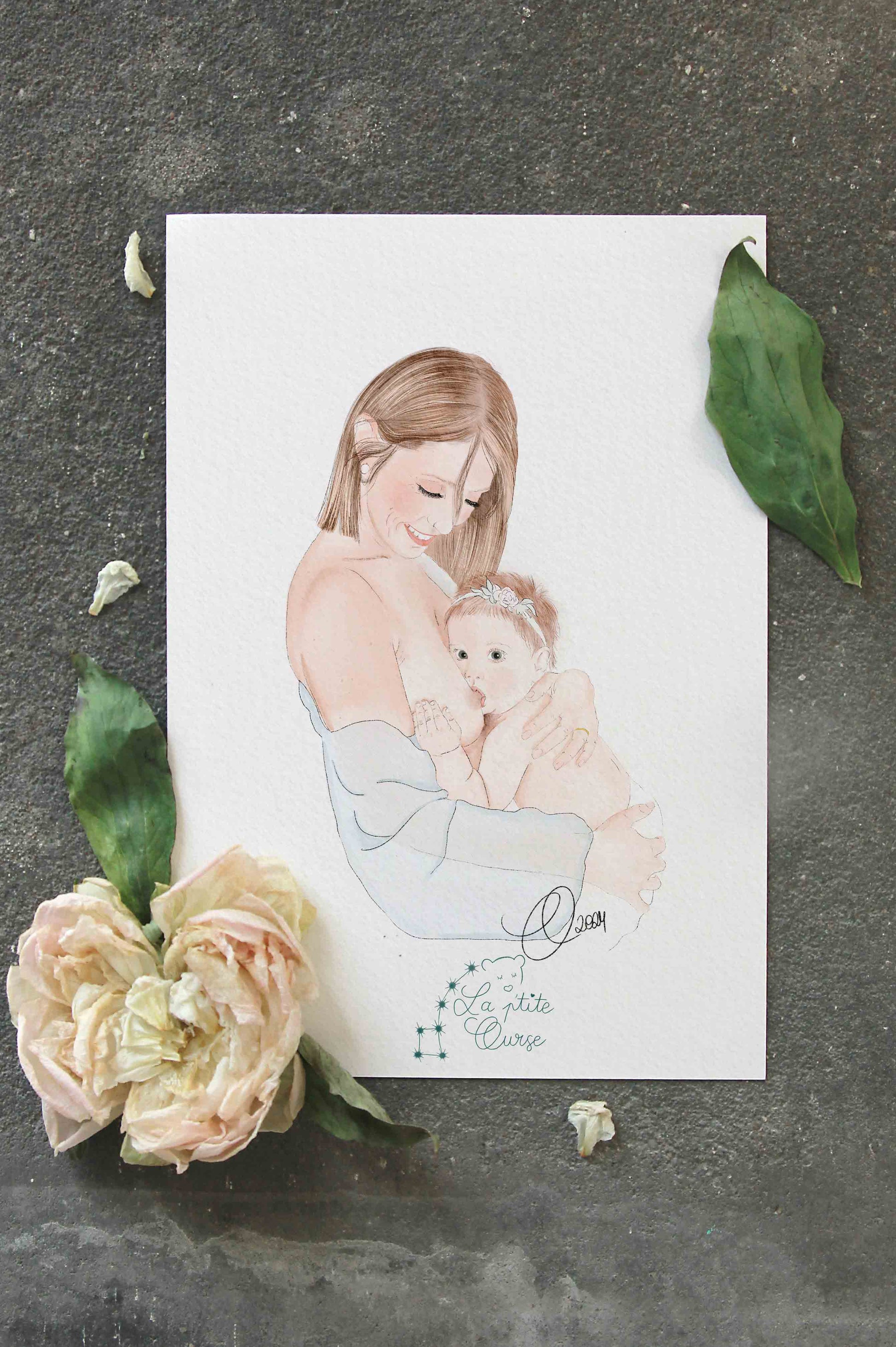 portrait lacté, portrait d'une maman allaitant son bébé présenté sur un sol texturé entouré de feuillages et fleur
