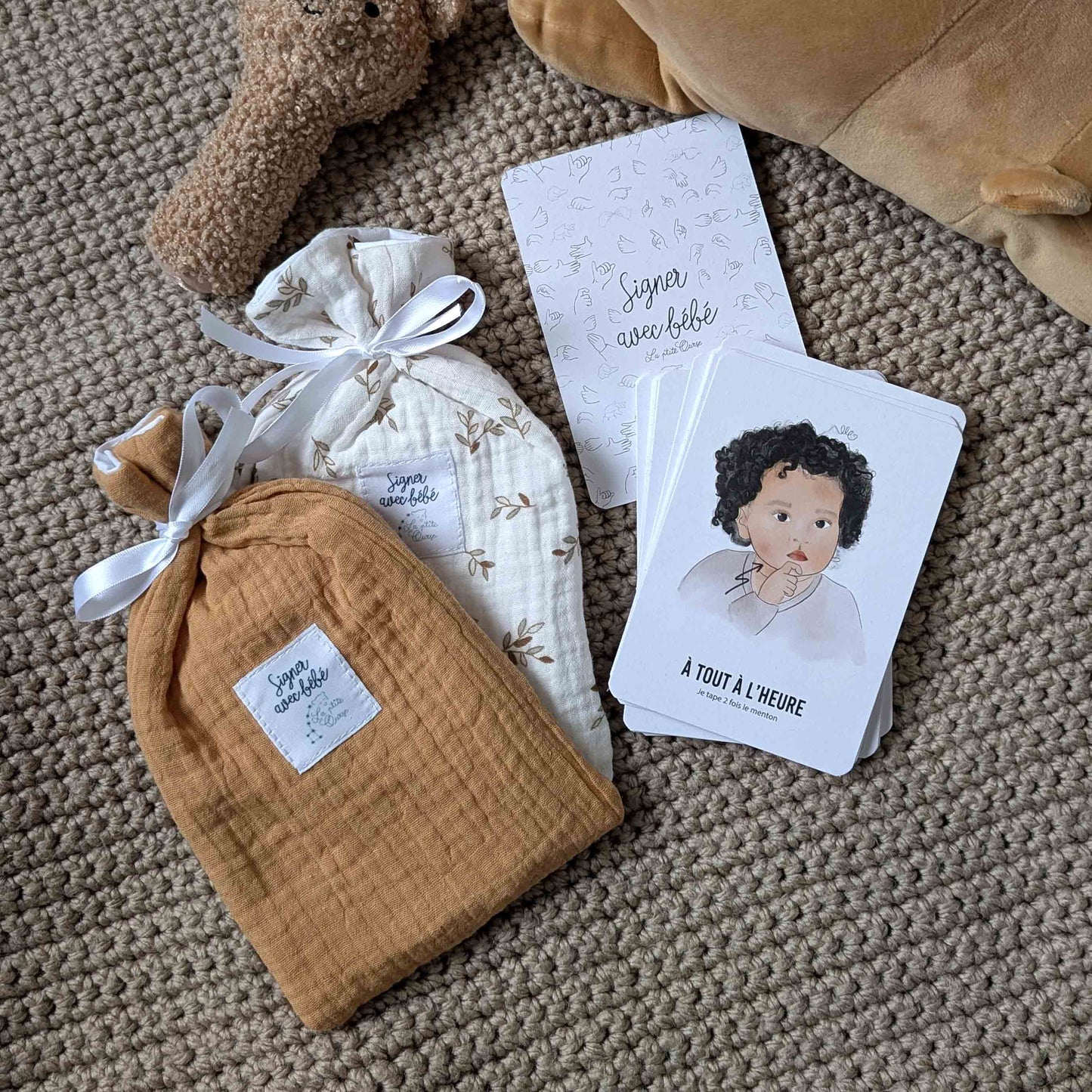 cartes signer avec bébé sur une couverture en crochet avec les nouvaux pochons doumome