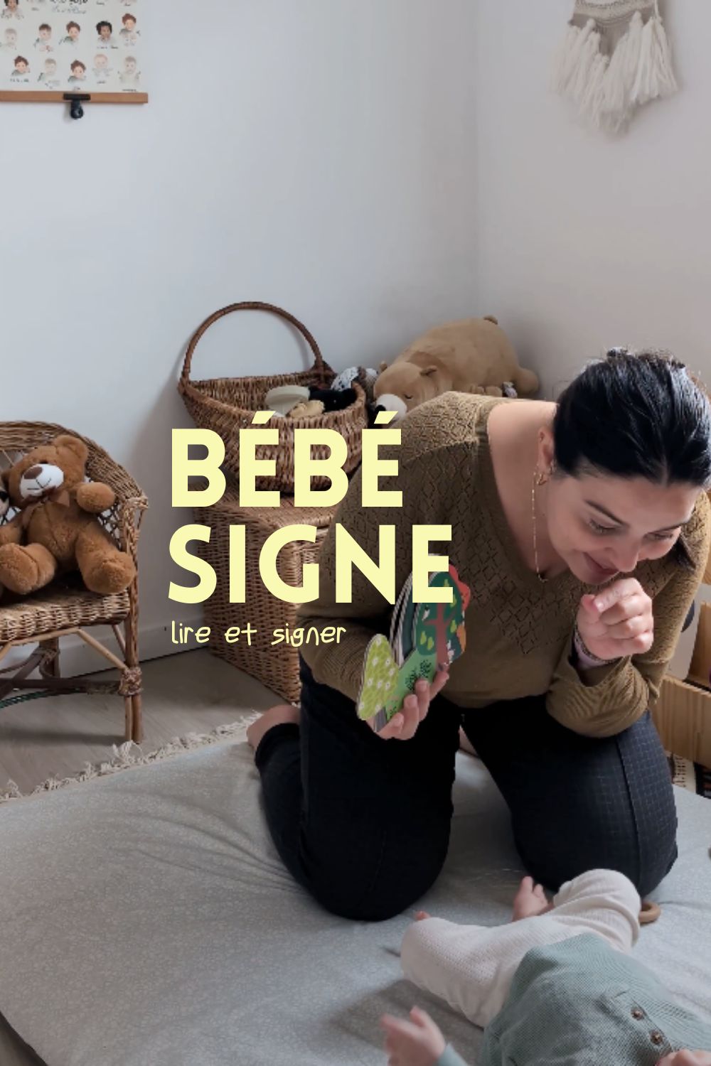 Maman lisant une histoire à son bébé en signant, illustration aquarelle La p'tite Ourse