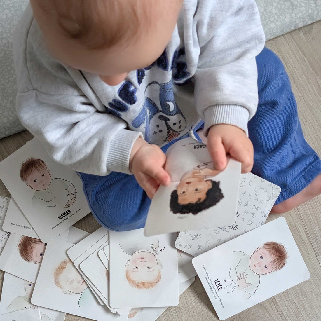 Bébé signe : la communication précoce à portée de main
