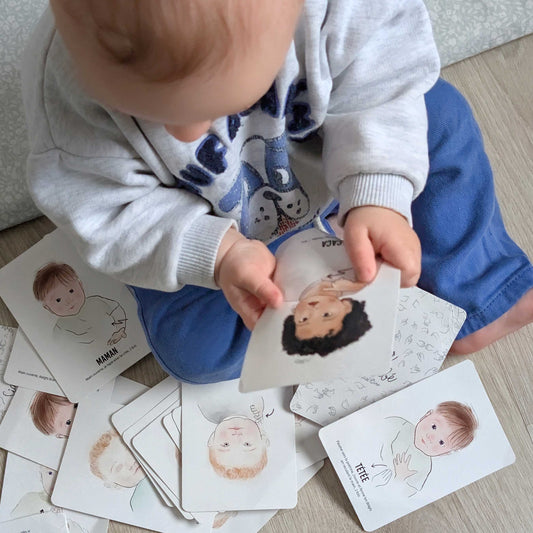 Bébé signe : la communication précoce à portée de main