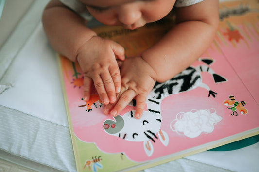 Choisir des livres adaptés au développement visuel de bébé