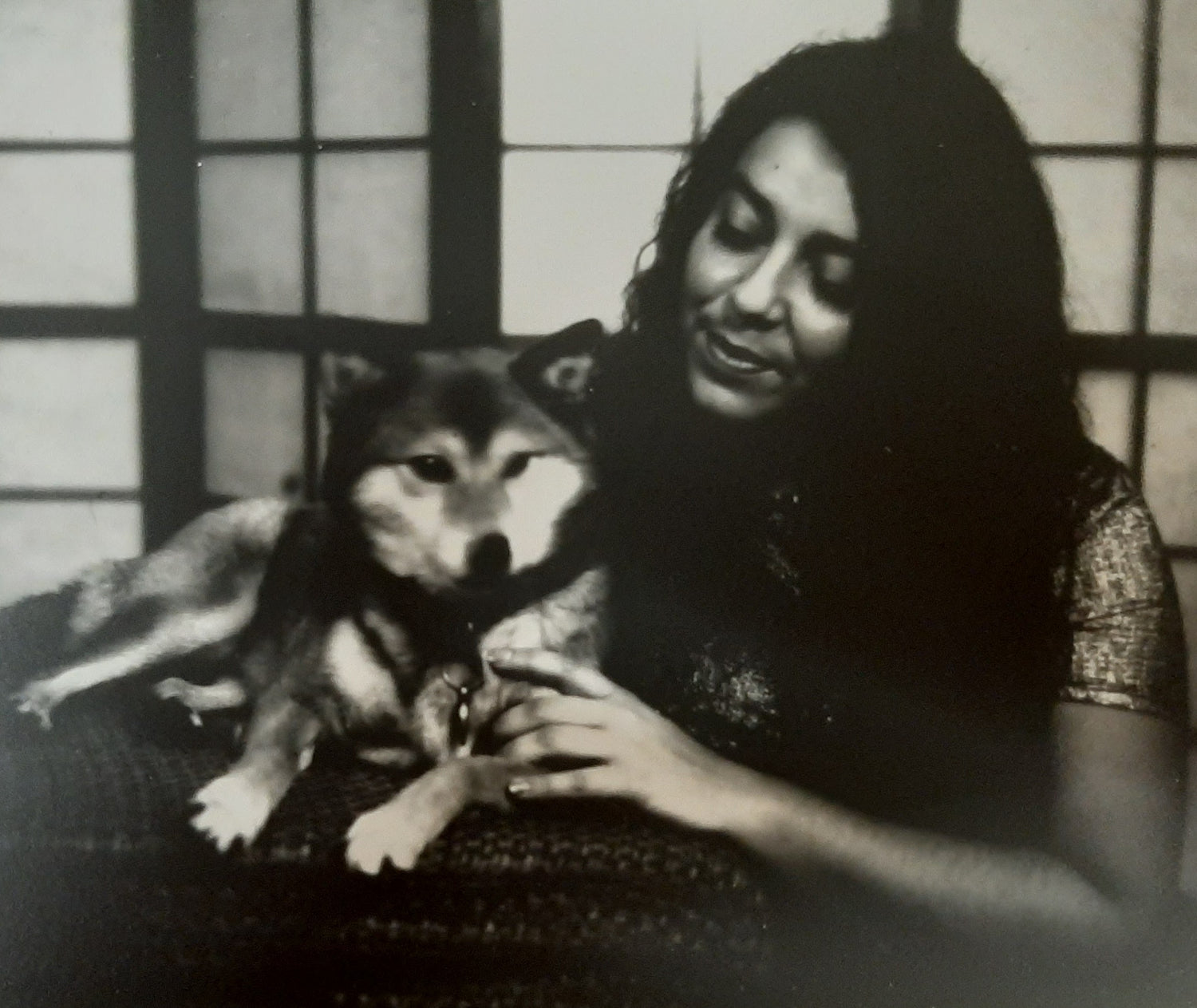 Photographie de Clara, alias la p'tite ourse, et de son petit chien Leiko. Photo réalisé à l'afgan box
