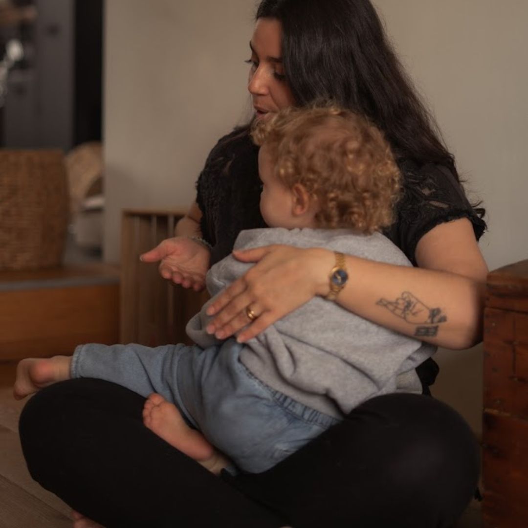 Maman et bébé pratiquant le bébé signe au quotidien