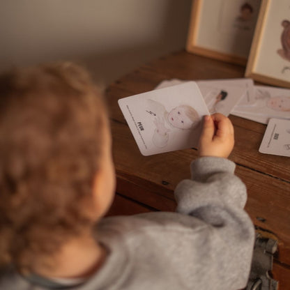 Bébé attrapant une carte signe pour communiquer ses besoins