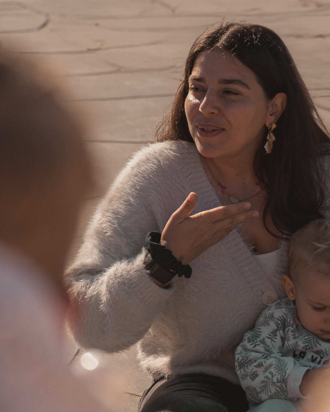 Clara qui présente le bébé signe en atelier