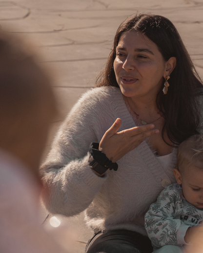 Clara qui présente le bébé signe en atelier