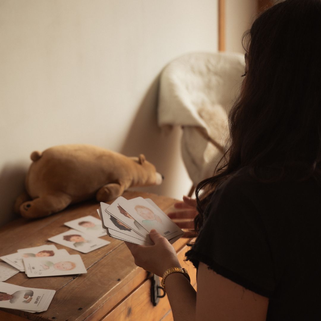 Maman apprenant le bébé signe avec les cartes signer avec bébé