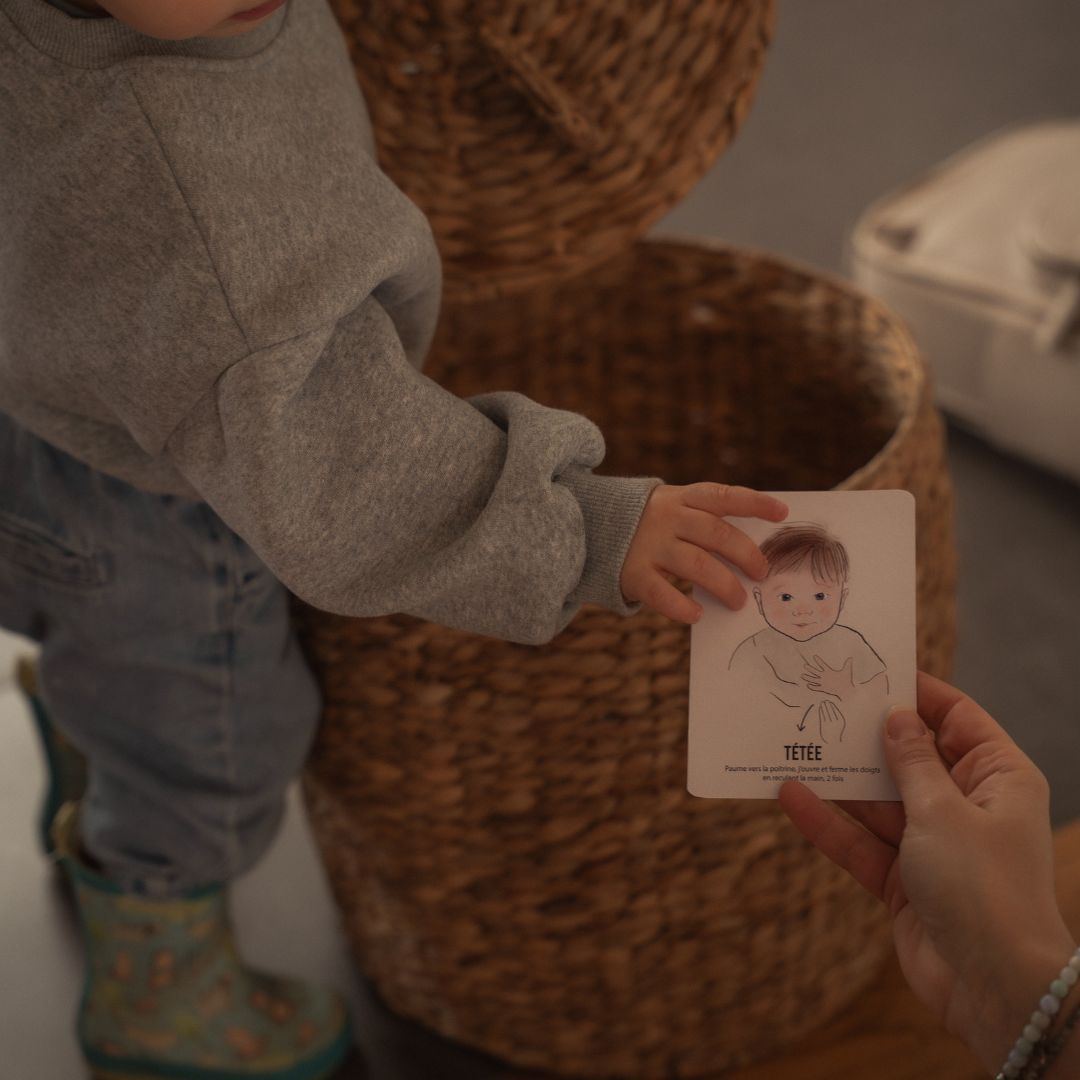 bébé et maman jouent avec les cartes bébé signe
