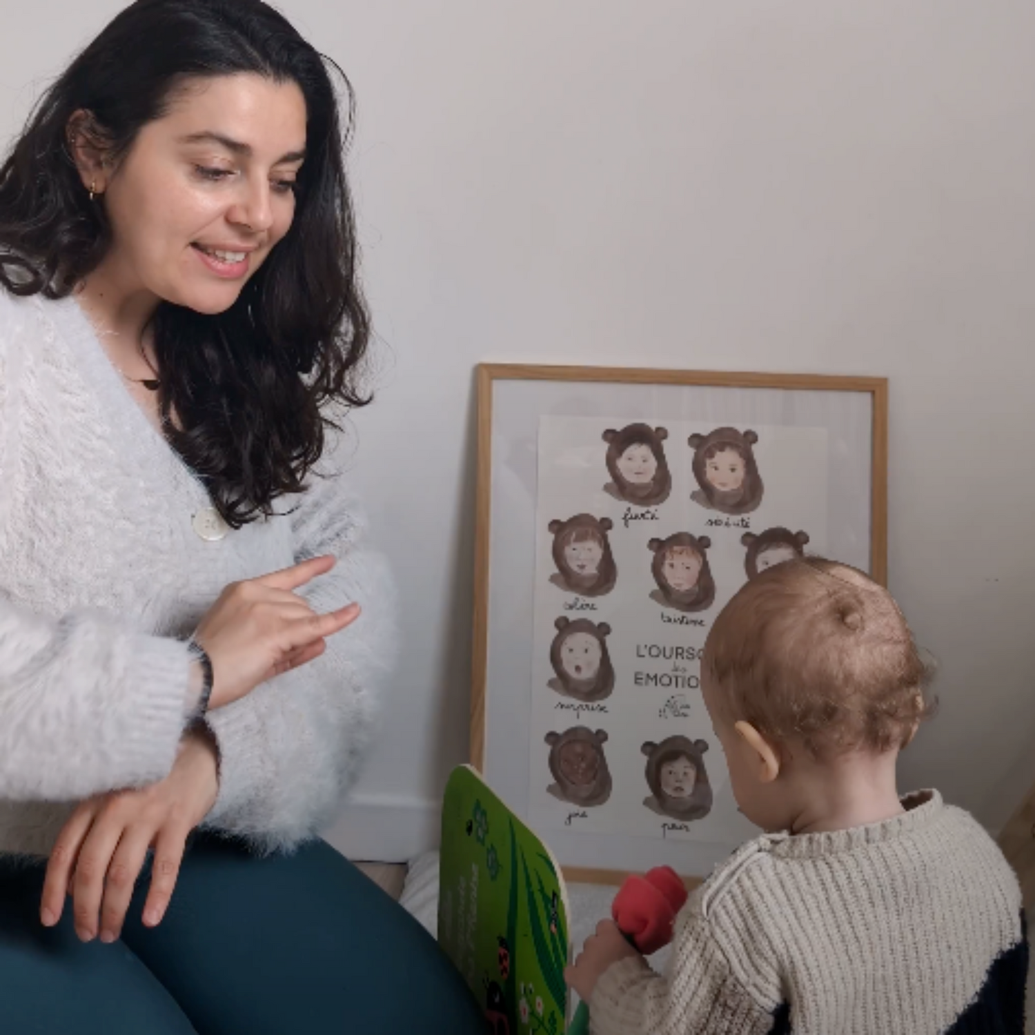 Introduction du bébé signe dans la lecture d'un album avec bébé