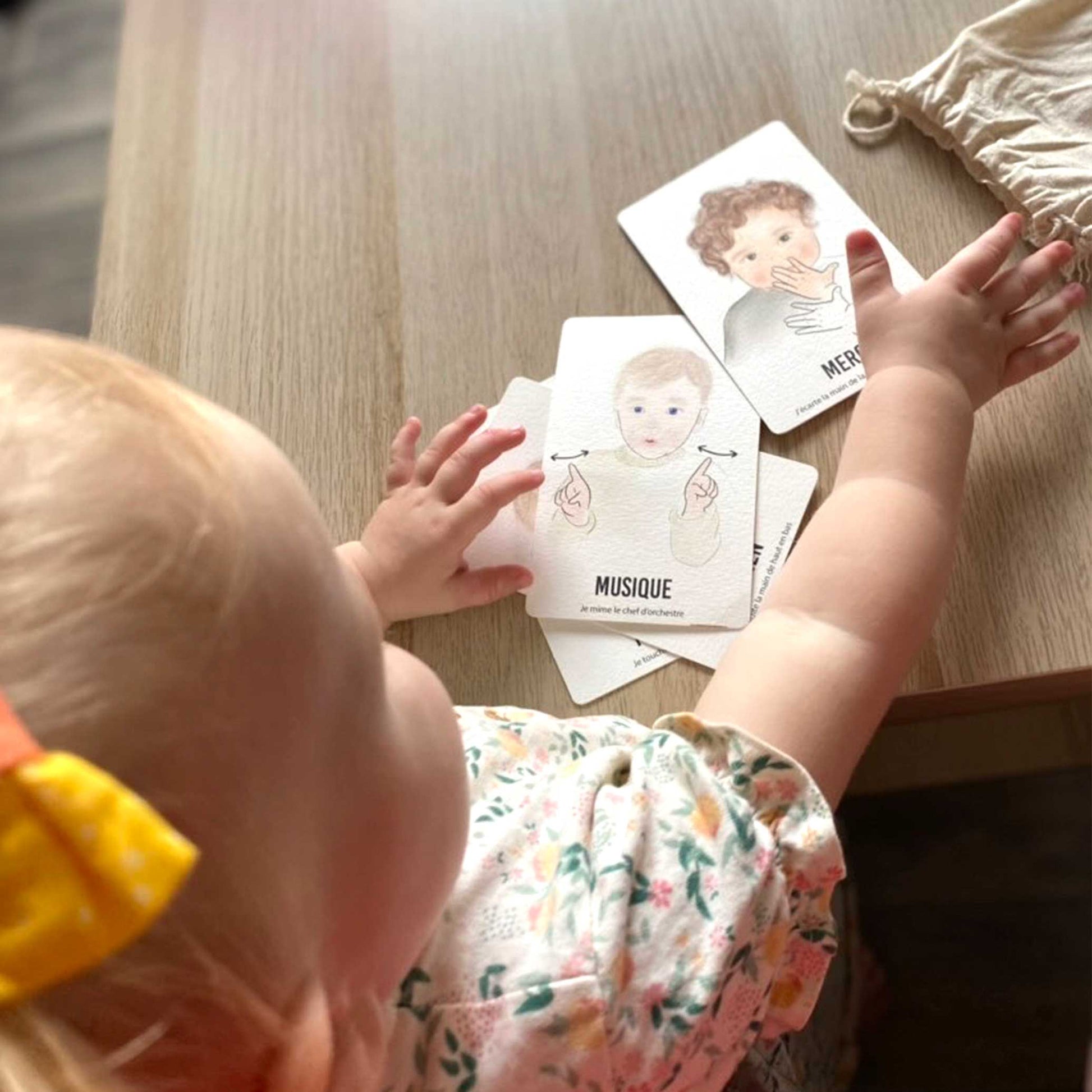 Amélia découvre les cartes bébé signes (musique, merci, ...)