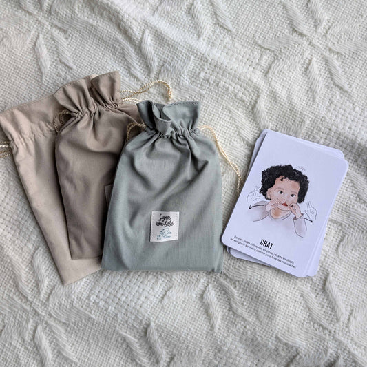 Les cartes signer avec bébé présentés avec les pochons édition limitée et la carte "chat"
