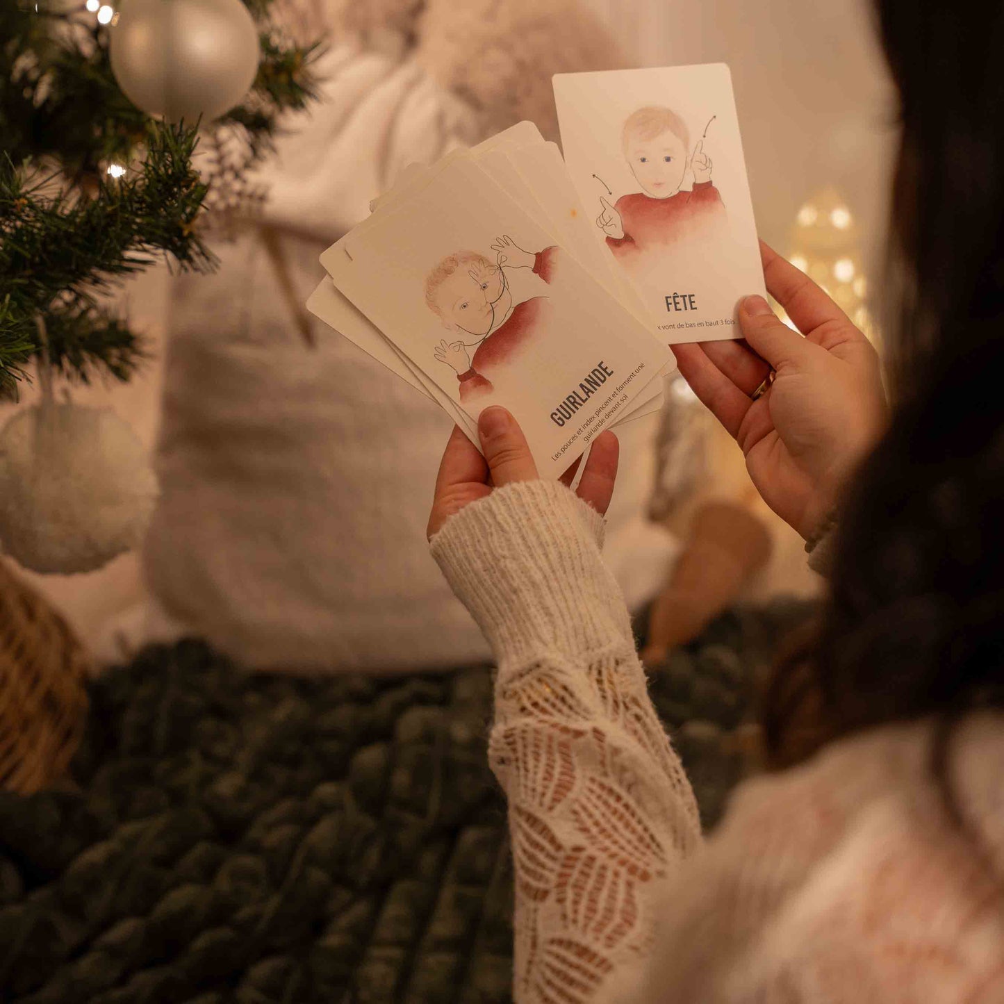 les cartes signer avec bébé noel près du sapin