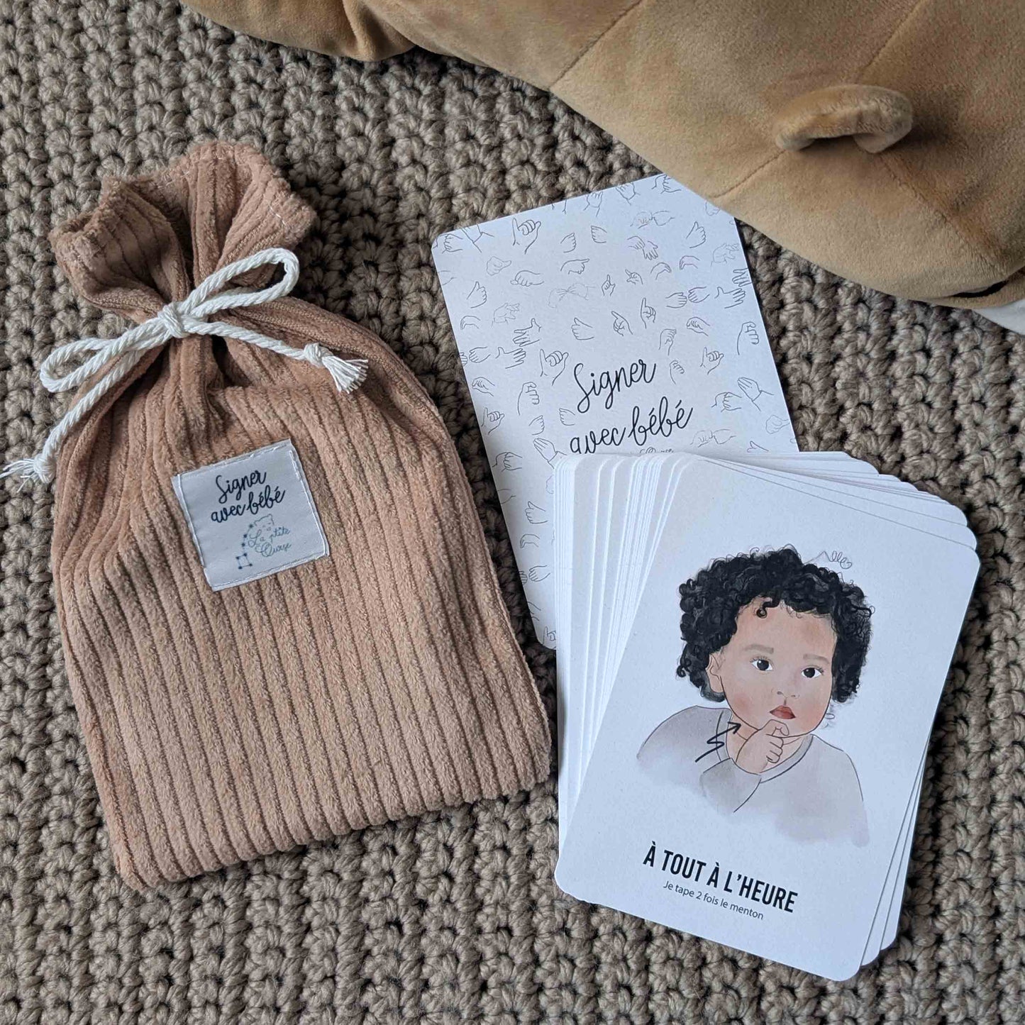 Cartes bébé signe signer avec bébé présentés avec leur pochon noisette en velours côtelé