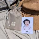 pochon estival capsule d'été couleur ficelle avec la carte bain signer avec bébé 