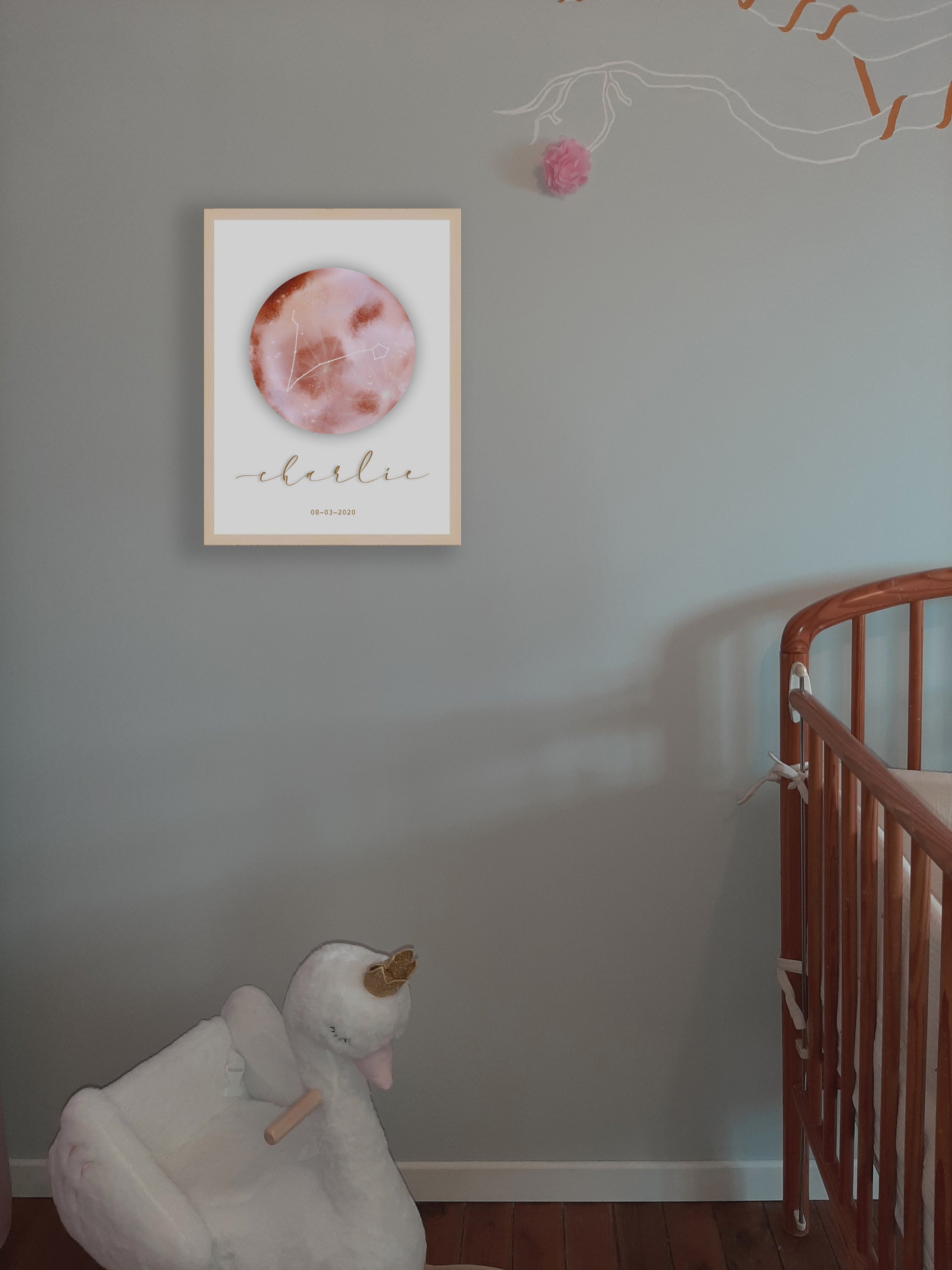 Lune astro rose dans une chambre de bébé. Les lunes astro La p'tite Ourse sont créées à partir d'une aquarelle numérique.
